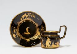 Tasse und Untertasse mit radierten Chinoiserien