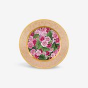 Speiseteller mit spiegelfüllenden Primeln