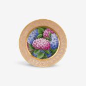 Speiseteller mit spiegelfüllenden Hortensienblüten