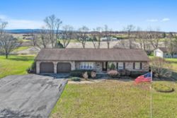 SHOEMAKERSVILLE AREA RANCHER ON 2 ACRES