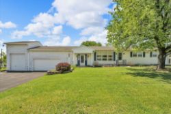 3 BED, 1½ BATH HOUSE W/ 3 CAR GARAGE ON 0.46 ACRES