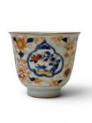 A Chinese Imari Beaker Form Cup. Kangxi (1662-1722) Early 18th Century. 8.2x7.4cm.