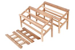 Konv. 2 Regale/Marktaufbauten für einen Marktstand, L 33 cm, dazu 2 Leitern