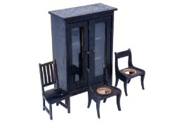 Konv. Puppenstubenmöbel, 1 Schrank, H 18 cm, dazu 3 Stühle, H 9 cm, 1 Stuhlgeflecht fehlt