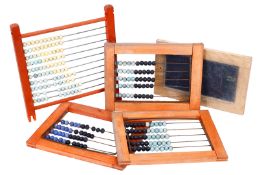 Konv. 1 Schultafel und 4 Rechenschieber, L 18,5-19,5 cm, als Dekoration für Puppen und Bären