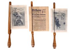 3 Zeitungshalter mit Zeitungen, für eine große Puppenstube oder Café, Replik, H 17 cm