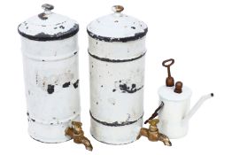 2 Petroleumbehälter, Blech, dazu 1 Petroleumkanne, teilw. abgeblätterter Lack, H 5,5 und 10 cm,