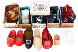 Konv. Puppenschuhe, teilw. als Paare, L ca. 5-7 cm, dazu ein Paar Miniatur-Schuhkartons ”Kleinfuss