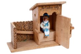 Toiletten-Häuschen, Holz, Aufschrift ”For Ladies only”, mit kleinem Porzellan-Püppchen, L 12 cm