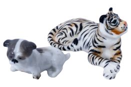 2 Porzellan-Miniaturen, Wildkatze und Mops, 1 Fuß beschädigt, L 4,5 und 6 cm