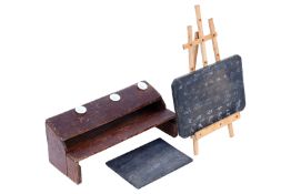 Schulbank und Tafel für eine Puppenschule, L 18 cm bzw. H 21,5 cm