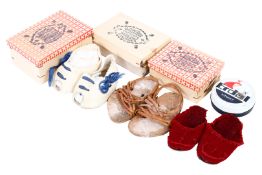 3 Paar Puppenschuhe, L ca. 5,5-6,5 cm, teilw. stärkere Alterungsspuren, dazu 3 Miniatur-Schuhkartons