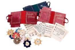 Konv. Accessoires für einen Modeladen, Garn und 2 ”Handarbeits-Mappen”, H 4 cm, dazu 1 Notenheft mit