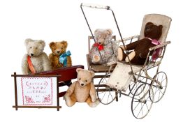 Konv. 5 Teddybären, ca. 40-45 cm, teilw. Replik, teilw. stark abgeliebt und stellenweise beschädigt,