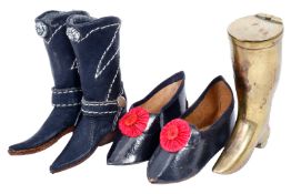 Konv. Puppenschuhe, 2 als Paare, dazu 1 dekorativer Einzelschuh, Sohlenlänge 4-5,5 cm, als