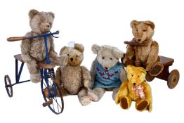 Konv. 5 Teddybären, ca. 40-65 cm, davon 2 Replik, teilw. stark abgeliebt und stellenweise