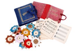 Konv. Accessoires für einen Modeladen, Schule und Musikzimmer, 1 ”Handarbeits-Mappe”, H 4 cm,