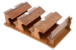 Schulbankreihe für eine Puppenschule, L 24,5 cm, B 12,5 cm