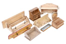 Konv. Holz-Accessoires für die Puppenküche, darunter Wichskasten, L 6,5 cm, Regale etc., bespielt