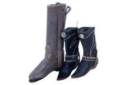 Konv. Puppenschuhe, 1 Paar Stiefel sowie 1 einzelner Stiefel, H 6-10 cm, als Dekoration für einen