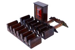 Konv. 2 Schulbänke für eine Puppenschule, L 23 cm, dazu 1 Biedermeiervitrine, H 12 cm und 1