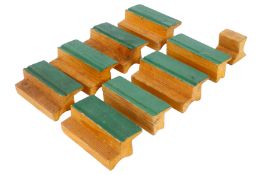 Konv. Schulbänke für die Puppenschule, L 10 cm