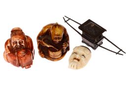 Konv. 3 japanische Schnitzereien (Netsuke), dazu 1 chinesische Silber-Miniatur-Senfte, um 1900, tw