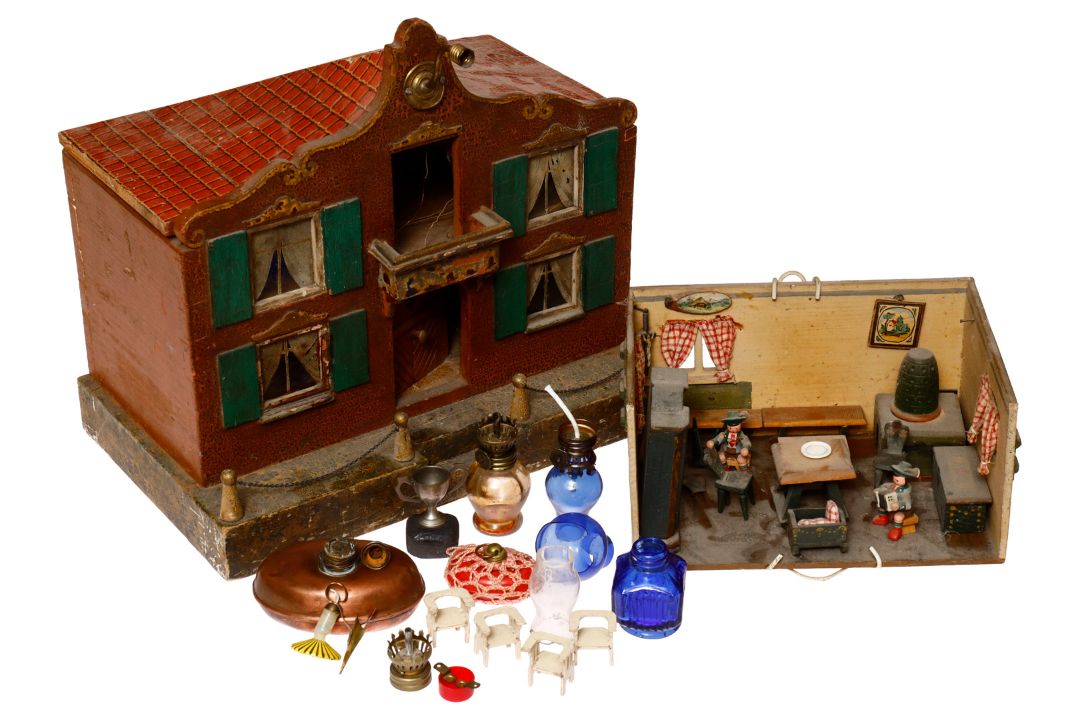 Lagerhaus und kleine Puppenstube, mit versch. Zubehör, Schornstein fehlt (dort am Dach