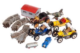 4 Schuco Oldtimer und 1 Fernlenk-Auto, dazu Blechschienen, Garage, und Flugzeug, stark bespielt,