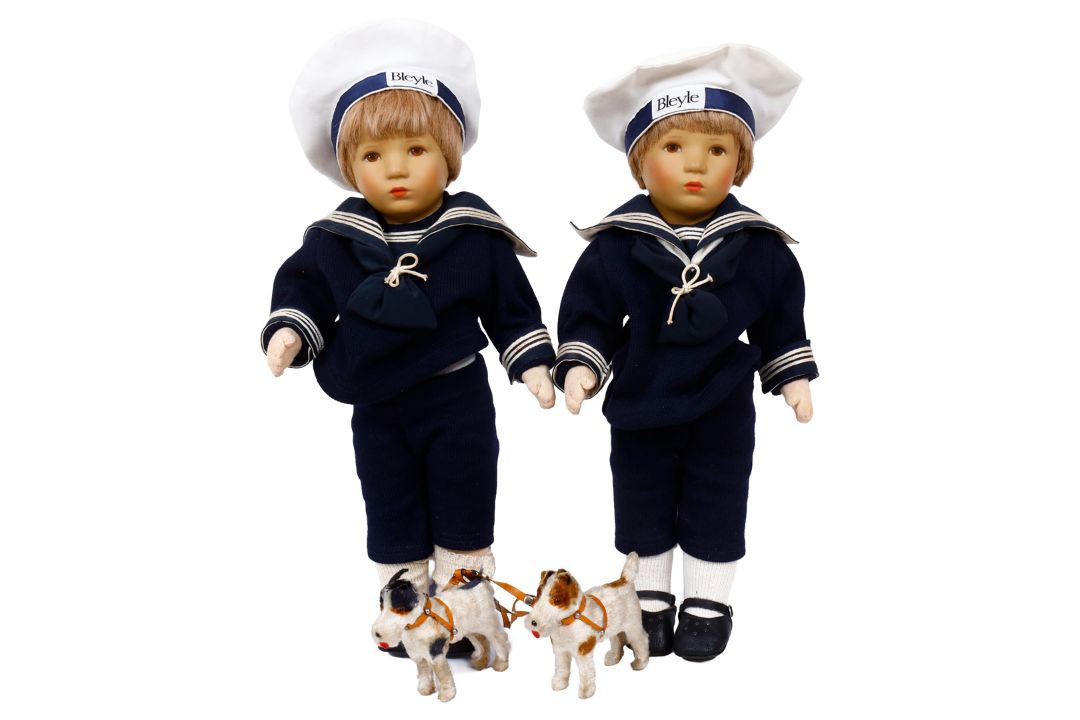 KÄTHE KRUSE Puppen-Pärchen, 2 Matrosen, Kunststoffkopf, neuere Produktion, 35 cm, etwas verstaubt,