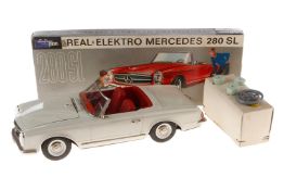 Schuco Elektro Mercedes Real 5500, weiß, mit Zubehör (Kunststoff), LS und Alterungsspuren, L 26,5,