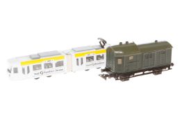 Piko? Gepäckwagen, Spur H0, grün, dazu Siku Straßenbahn, Z 3