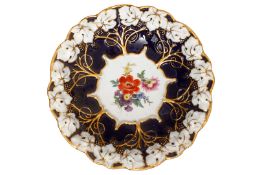 Meissen Zierteller, mit Relief-Blattwerk, tw vergoldet mit Blumenmotiv, Schwertermarke mit Punkt,