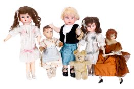 Konv. 5 Puppen und 1 Teddy, Masse-/Papiermaché-/Wachskopf u.a., 1 Puppe möglicherweise Bing,