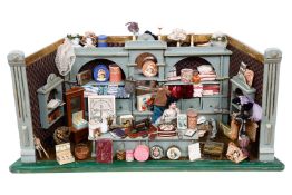 Sehr schöner Mode- und Hutladen, um 1900, alte Bemalung in türkis-grau mit goldenen Zierlinien,