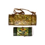 2 Puppen-Botanisiertrommeln, Blech, um 1900, verdellt, teilw. Lackfehler, 17 und 24 cm