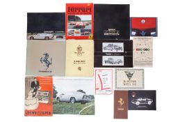 Konv. 5 Autoprospekte und Faltblätter, Maserati Dora, Ferrari Heft 1985, Lamborghini Espada, Ferrari