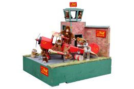 Steiff Schaufenster-Automat, Flugplatz, mit Flugzeug und sich bewegenden Tieren, z.B. Affe putzt das