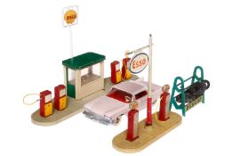 Dinky Toys 2 Tankstellen, Chrysler Saratoga 550 und 1 Reifengestell, tw lose und Klebestellen, Z 3
