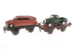 2 Märklin Plattformwagen, Spur 1, beladen mit Stromlininenauto Tatra 87 (Guss) und mit PickUp (