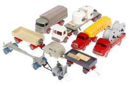 Konv. 9 Wiking LKWs, verglast, darunter 3 Anhänger und Wohnwagen, dazu 2 Kabelrollen und Ladegut,