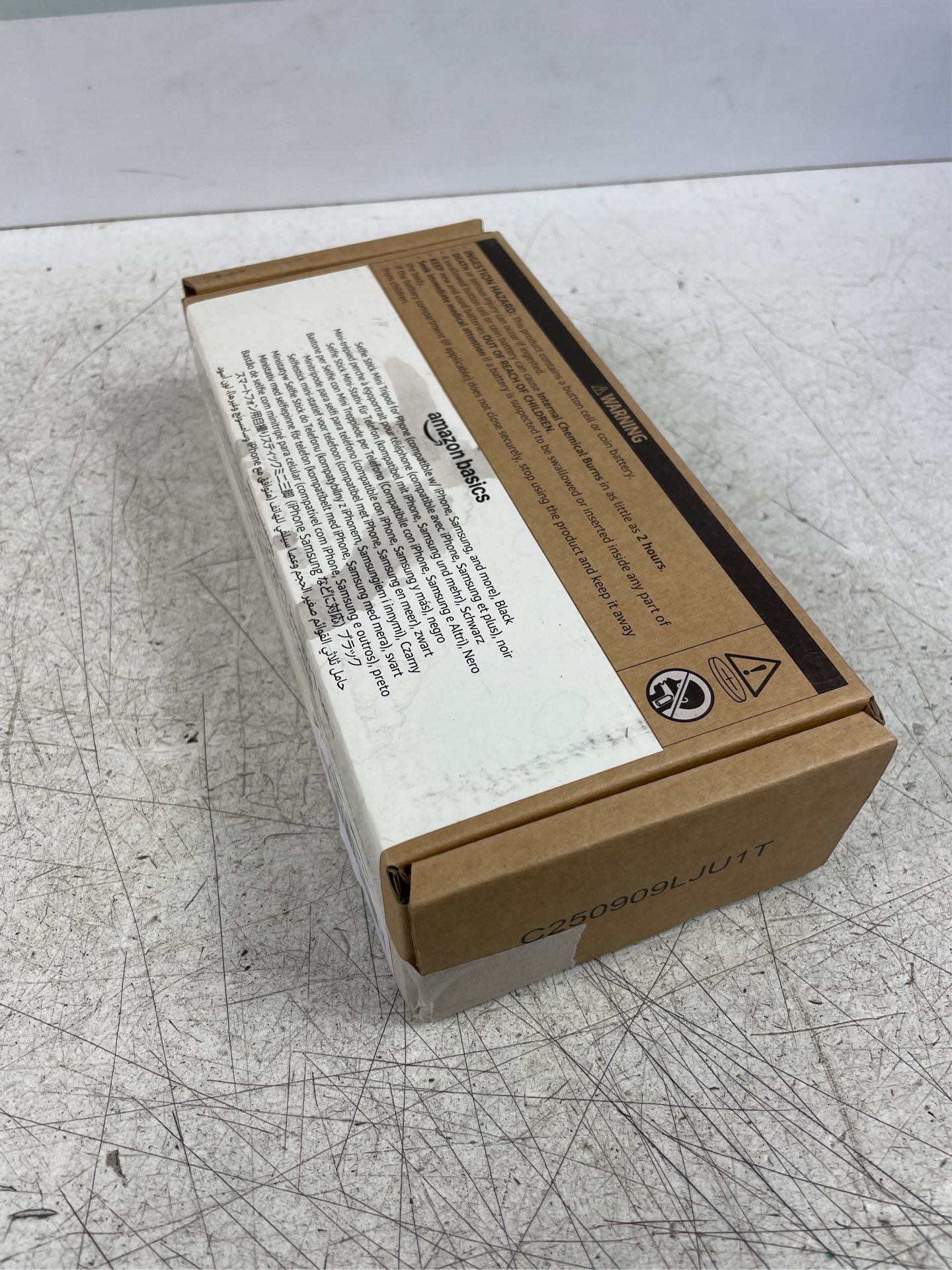Â£12 Amazon Basics Selfie Stick for Phone 91cm/36inch, Portable and Extendable Tripod, with Wireless - Image 3 of 5