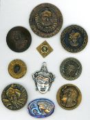 A SMALL CARD OF DIVISION 1 & 3 PICTORIAL HEAD BUTTONS