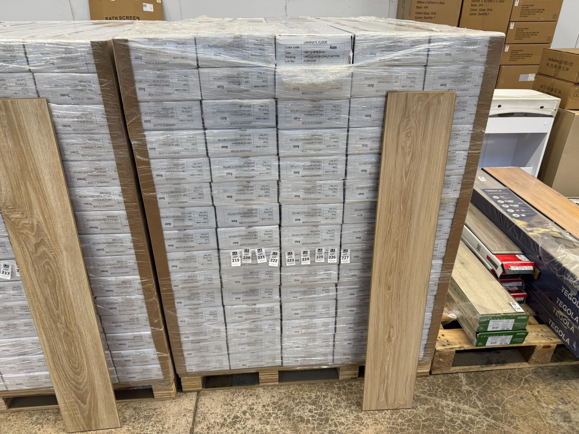 8X BOXES LAMINATE FLOORING 8MM THICK COLOUR AVON OAK 2.4238SQM/BOX