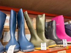 PAIR OF DUNLOP GREEN WELLIES - UK 2 (NEW)