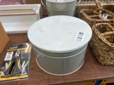 GARDEN TRADING CLAY CAKE TIN W/ MARBLE TOP