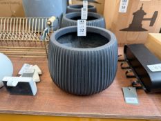 GARDEN TRADING CUTSDEAN ROUND RIBBED PLANTER - DARK GREY