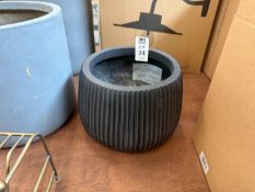 GARDEN TRADING CUTSDEAN ROUND RIBBED PLANTER - DARK GREY