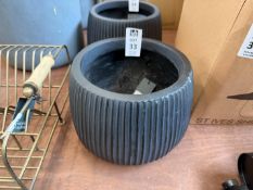 GARDEN TRADING CUTSDEAN ROUND RIBBED PLANTER - DARK GREY