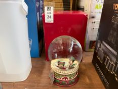DISNEY TRADITIONS SHOWCASE "SPLENDID SKATERS" MICKEY & MINNIE SNOWGLOBE - FIGURES DETACHED